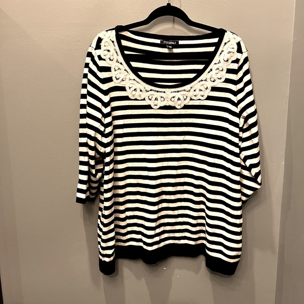 Roz & Ali Sweater with beautiful neckline, size 3X